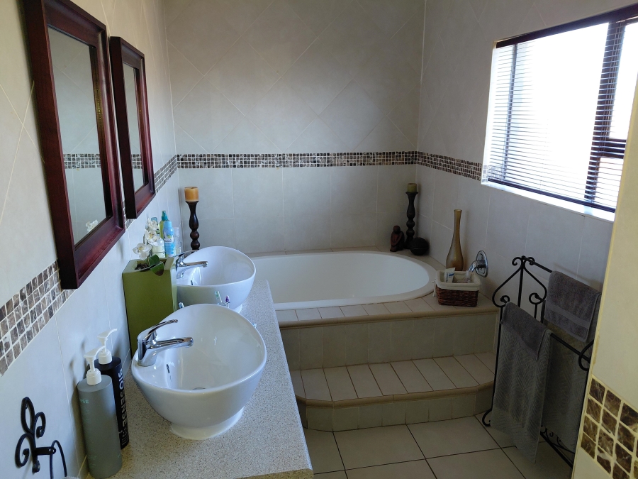5 Bedroom Property for Sale in Heuwelkruin Eastern Cape